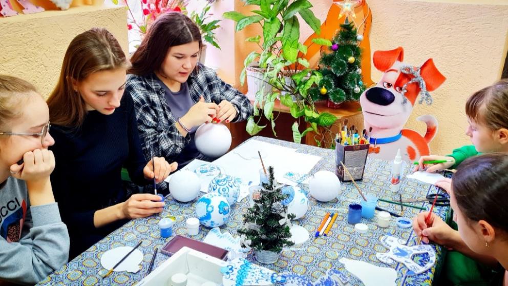 В Изобильненском округе дети расписали ёлочные игрушки