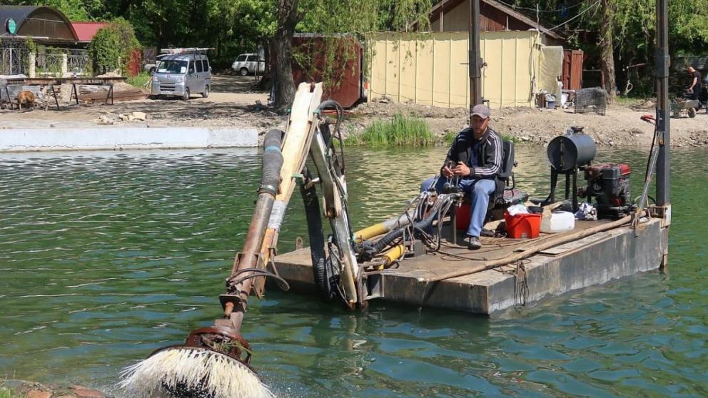 В Железноводске очищают дно Курортного озера
