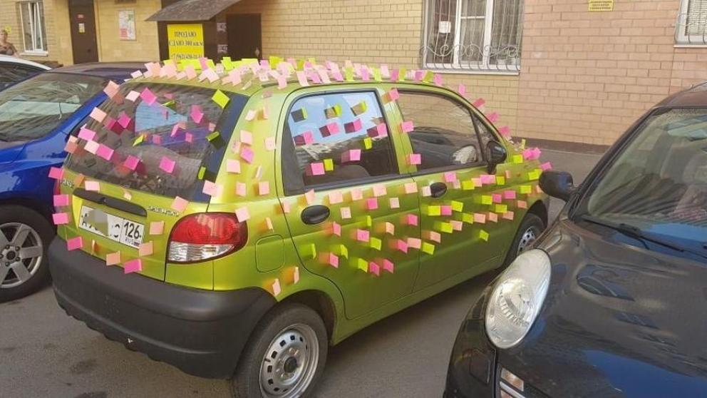 Цветными стикерами обклеили автомобиль в Ставрополе