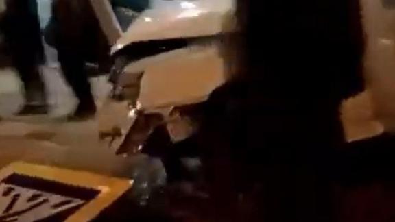 Соцсети: в Кисловодске легковушка протаранила светофор и снесла дорожный знак