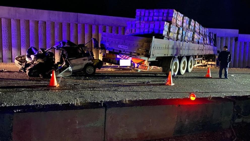 На Ставрополье водитель легковушки погиб в ДТП с КамАЗом