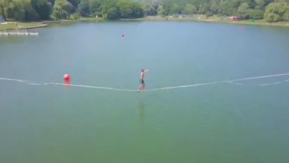 В Ставрополе экстремал пересёк Комсомольское озеро по стропе