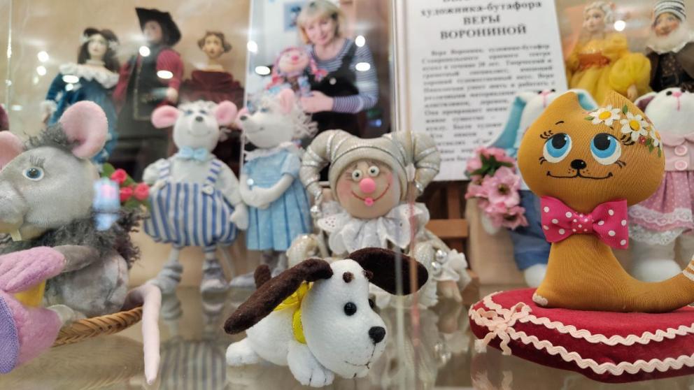 На Ставрополье авторская выставка художника-бутафора по-новому открывает кукольный мир