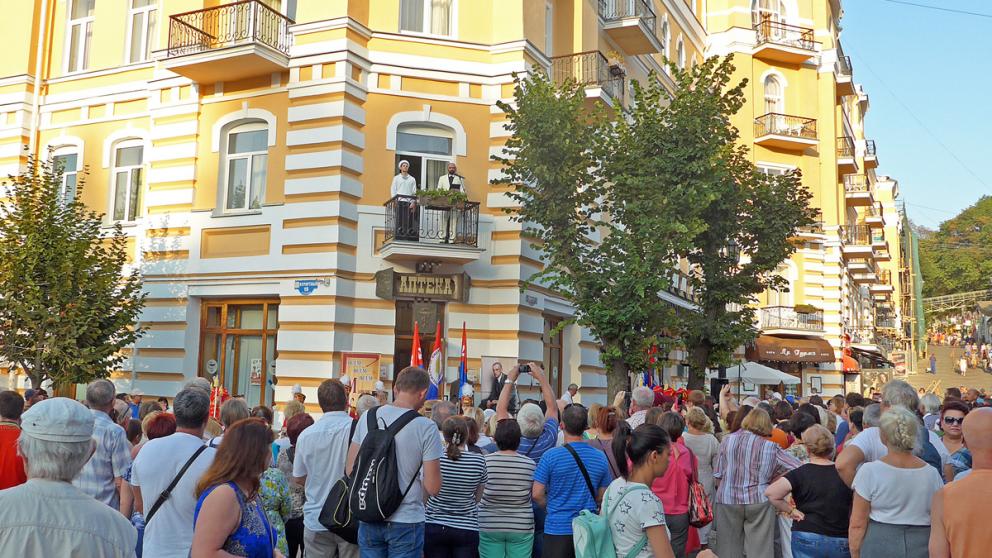 Стихи Маяковского читали на Курортном бульваре Кисловодска