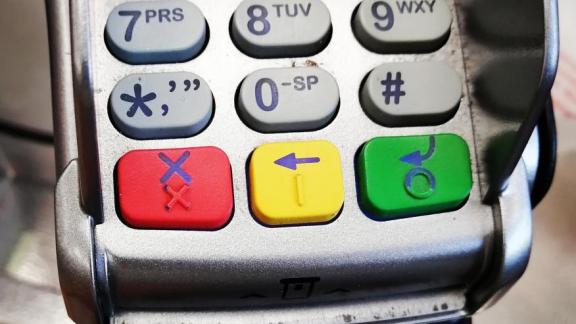 Жительница Ставрополья незаконно оплатила покупки чужой банковской картой