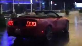 Красный кабриолет припарковался под «звёздным небом» в Ставрополе