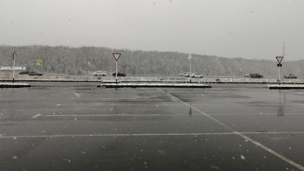 Автоинспекторы уже сутки вызволяют ставропольских водителей из снежных заносов