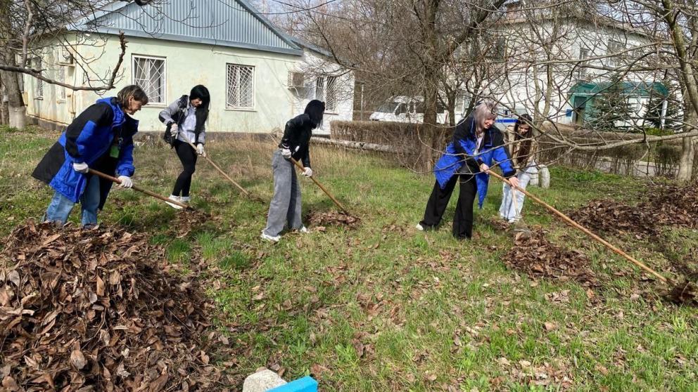 На территории аэропорта Ставрополь провели субботник