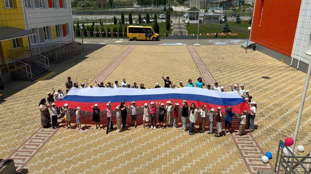 В посёлке Мирном развернули 40-метровое полотно российского триколора