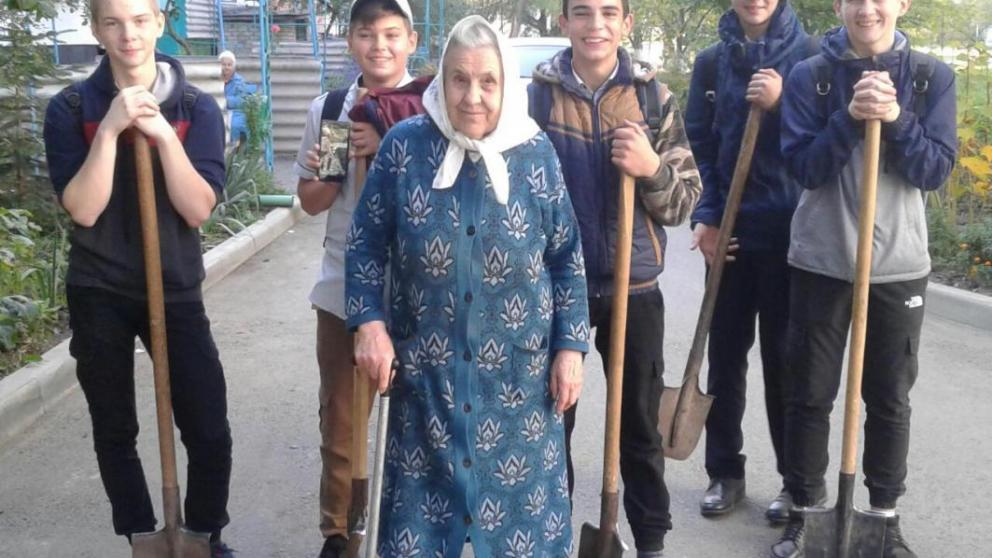 В Невинномысске школьники взяли шефство над ветераном Великой Отечественной