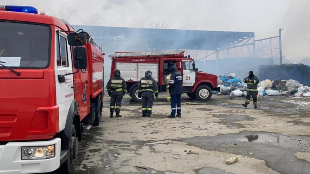 В Невинномысске оперативно ликвидировали возгорание на базе по хранению и переработке отходов
