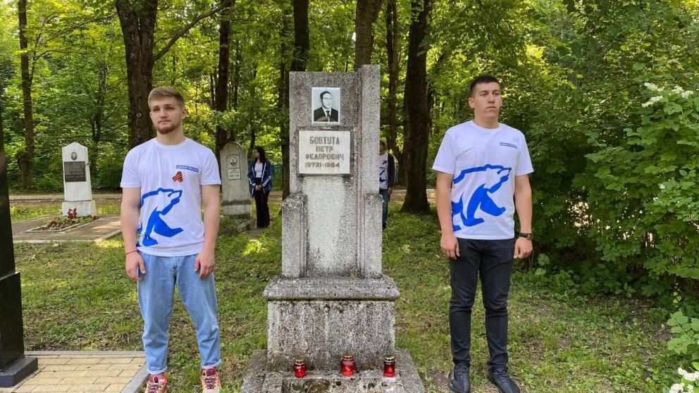 На ставропольском кладбище возложили цветы к захоронениям участников войны