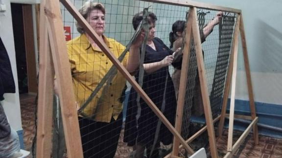 Участники СВО из Предгорья подарили волонтерам станок для плетения масксетей