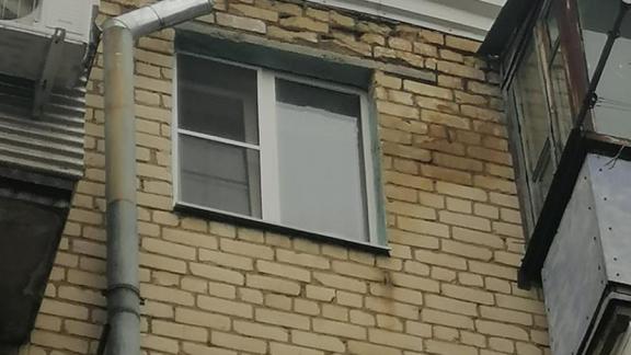 В многоэтажке Ставрополя УК починила разрушающуюся кирпичную стену