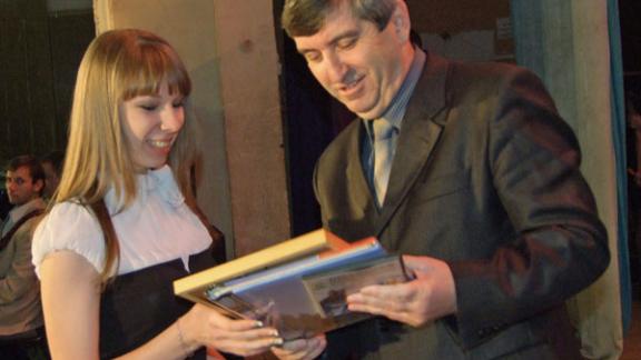 Победителей школьных олимпиад Ипатовского района наградил глава администрации