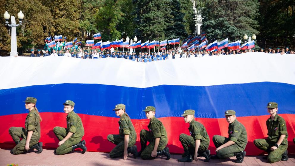Десятиметровый триколор развернули в Ставрополе 22 августа 