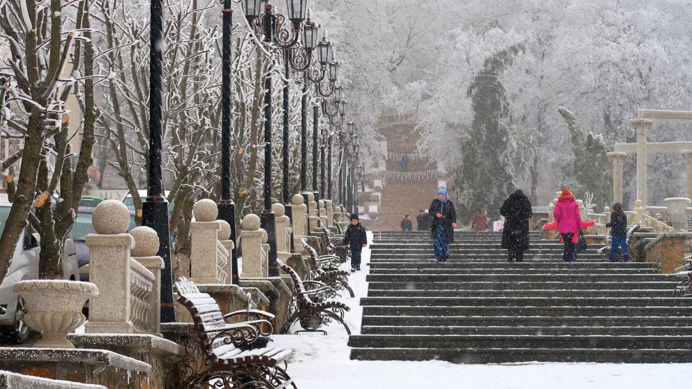 В Железноводске снегоуборочная техника работает круглосуточно