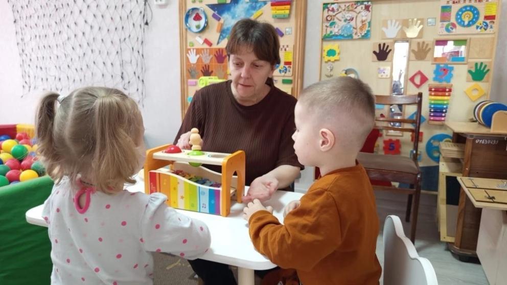 В Арзгирском округе продолжает работать служба присмотра за малышами