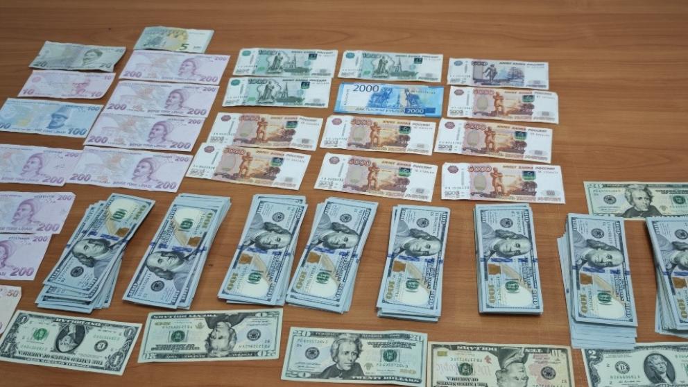 В Минводах прилетевшая из Стамбула россиянка уличена в контрабанде 32 тысяч долларов
