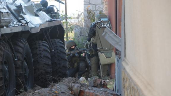 В КБР идет бой с бандитами, блокированными в частном доме