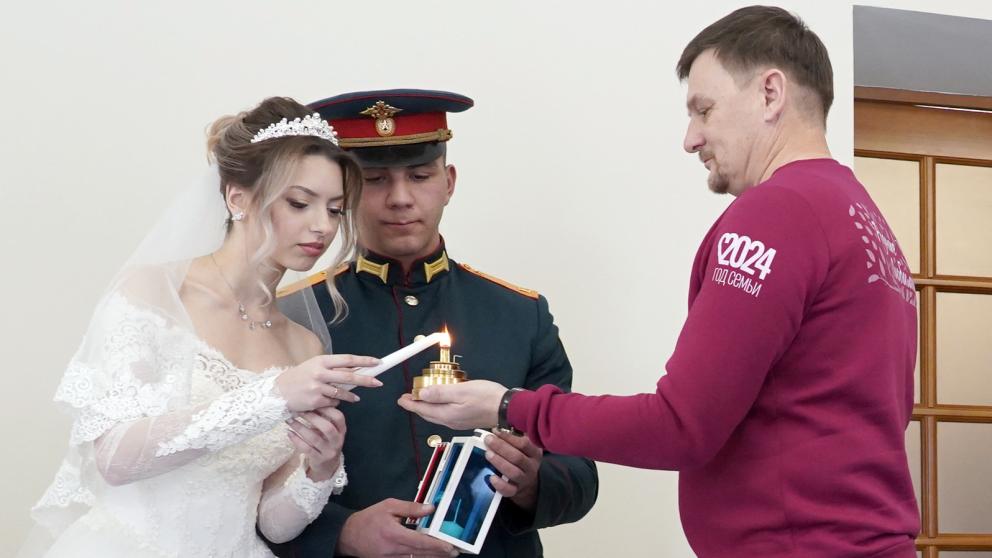 Огонь Всероссийского семейного очага передали молодожёнам на Ставрополье