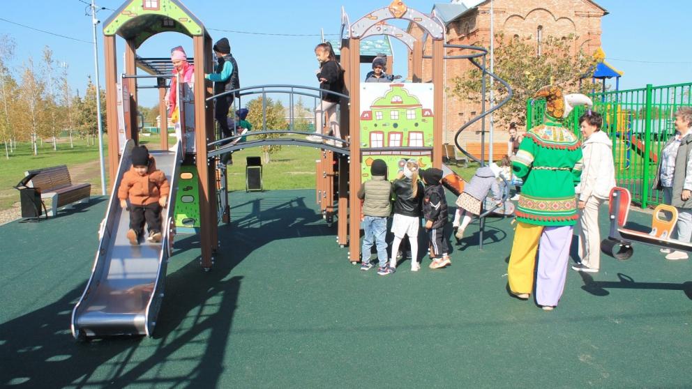 В станице Баклановской появилась современная детская площадка