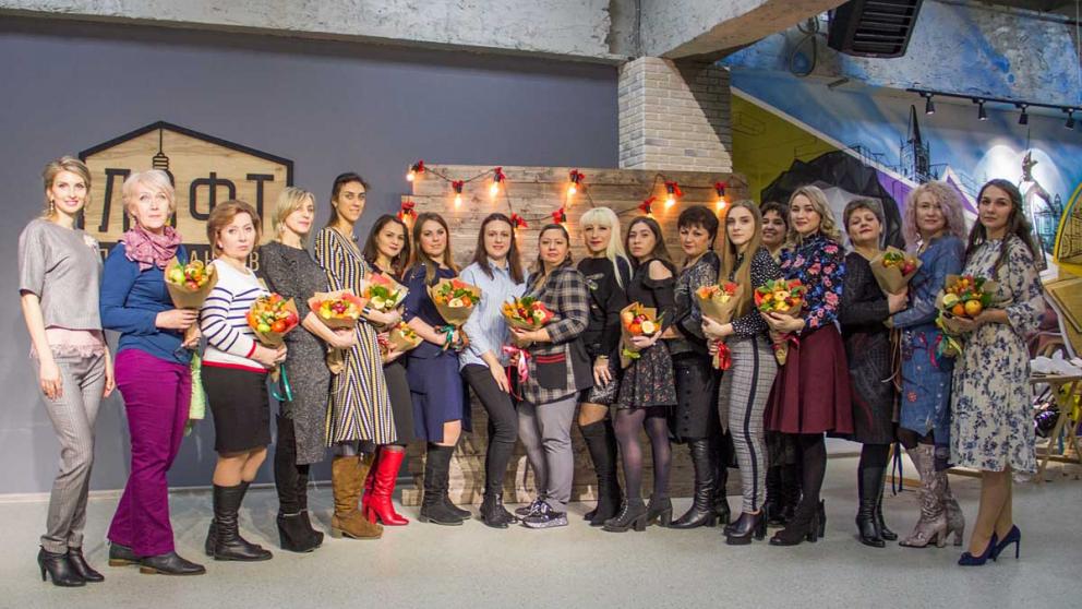 Претенденток на звание женщин года Ставрополя научили технике декупажа