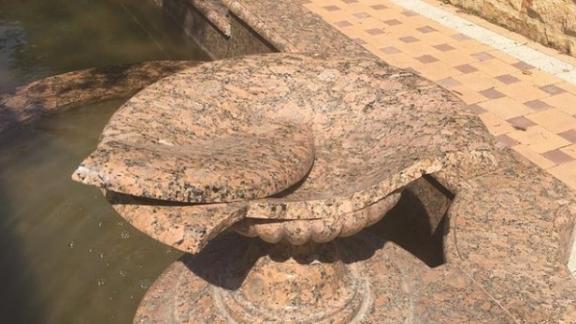 В Кисловодске женщина сломала чашу фонтана