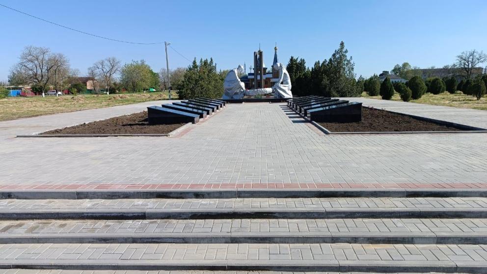 В селе Преградном ко Дню Победы отремонтировали площадь воинского мемориала