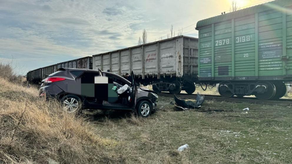 На Ставрополье в результате столкновения товарного состава и легковушки погибли три ребёнка