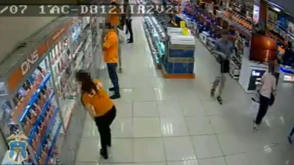 Мимо камер вынесли ноутбук из магазина злоумышленники в Ставрополе