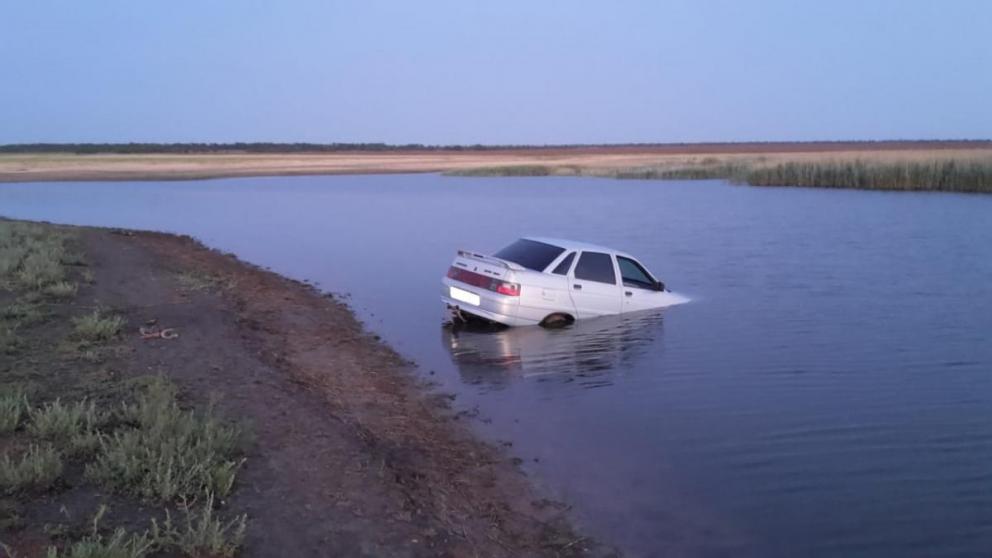 Спасатели достали из реки автомобиль в Апанасенковском районе