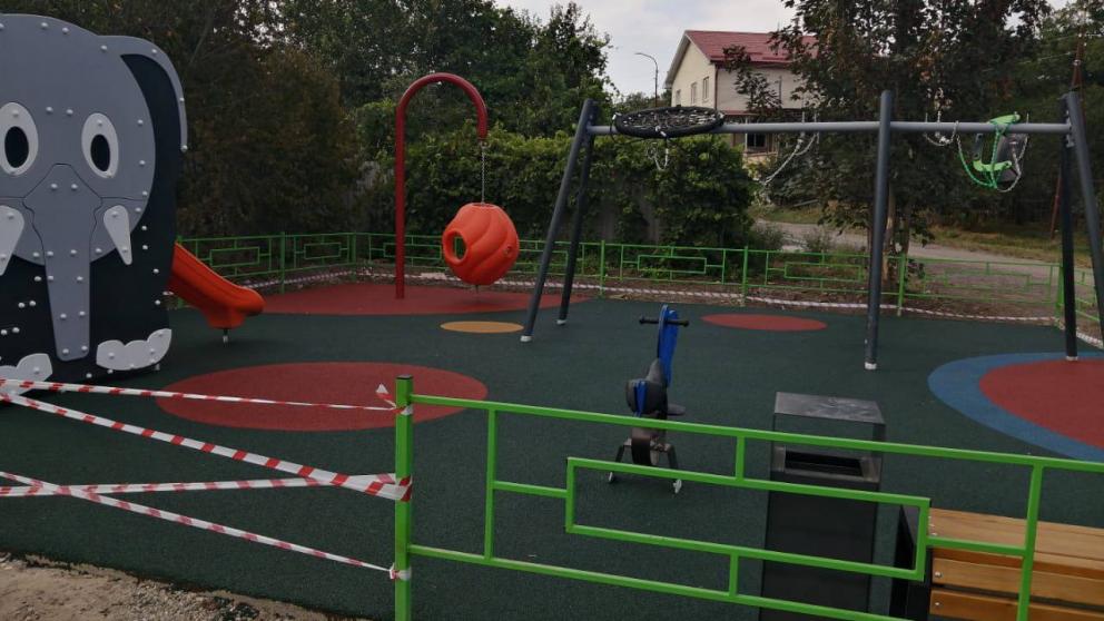 В посёлке Аликоновка под Кисловодском досрочно отремонтируют детскую площадку
