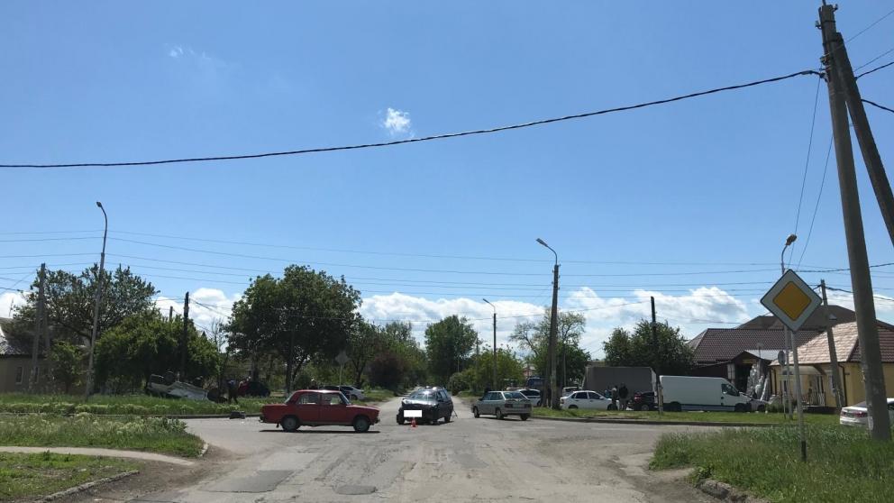 В Георгиевске из-за неопытного водителя перевернулась отечественная легковушка