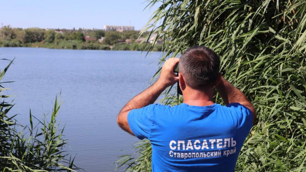 В Михайловске спасатели помогли упавшему в воду рыбаку