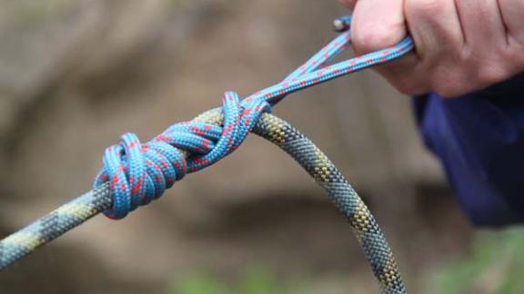 Спасатели достали из Кубани тонущий внедорожник и его пассажиров