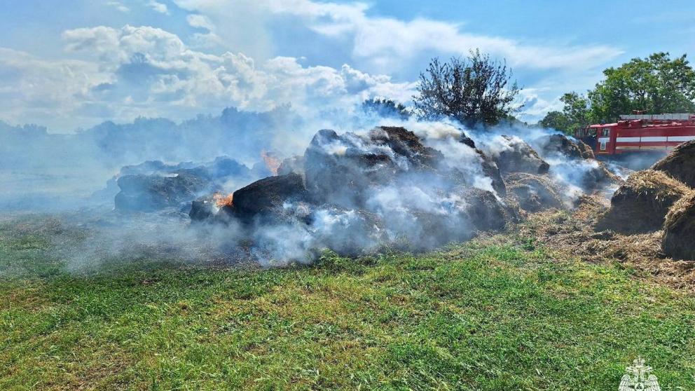 Загоревшееся от сигареты сено потушили в селе Благодатном на Ставрополье