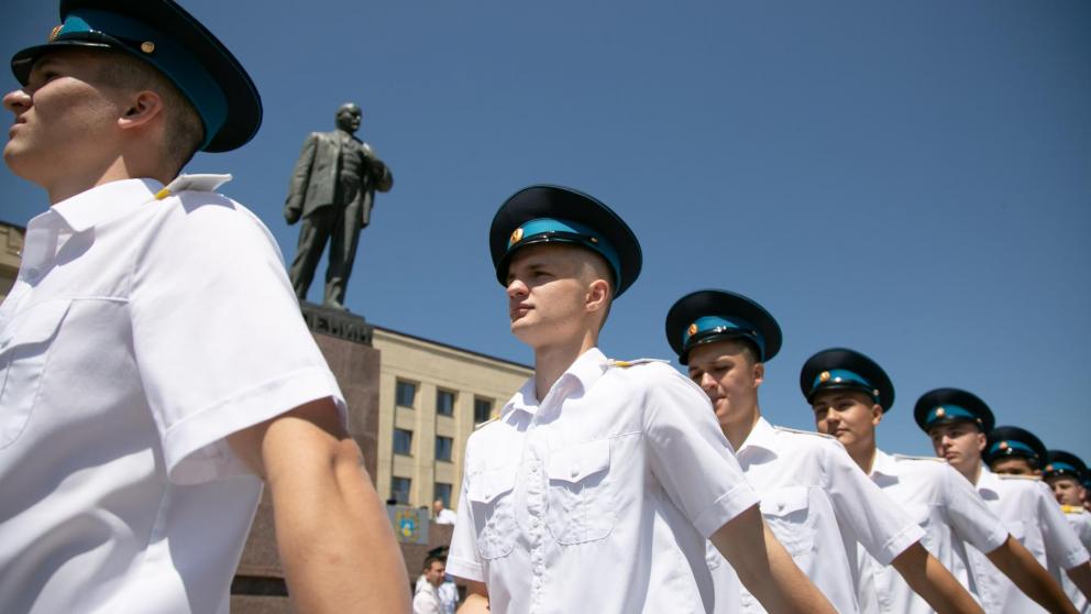 Губернатор Ставрополья вручил аттестаты кадетам президентского училища