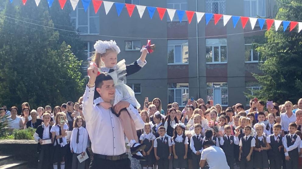 Первоклассников в Ессентуках встретили на линейке караваями