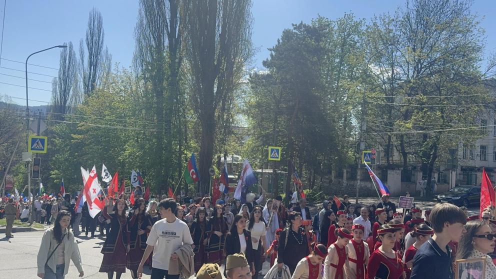 В Кисловодске в параде 9 Мая участвовали более 100 человек в костюмах народов Кавказа