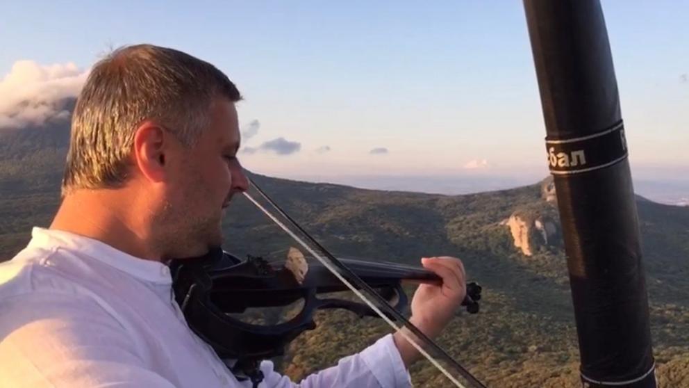 Скрипач Артём Реутов снял клип в небе Железноводска