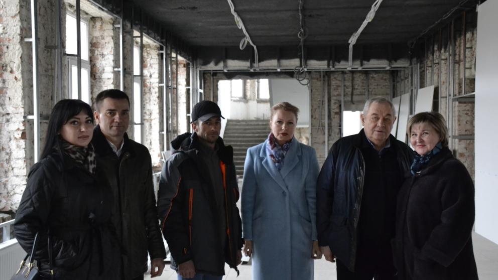 В Невинномысске партийный десант проверил ход ремонта здания лицея