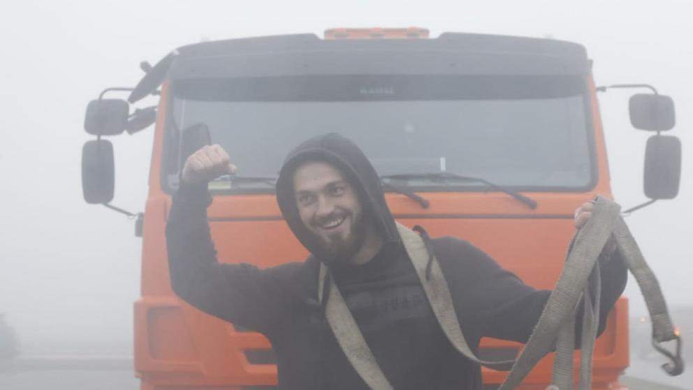 В Ставрополе силач протащил зубами КамАЗ