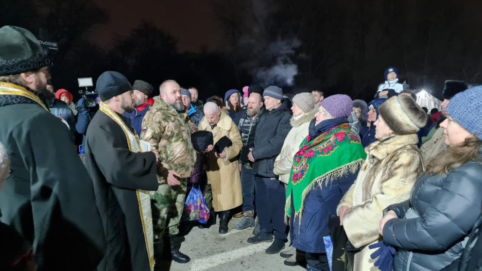 Активисты «Единой России» помогли обустроить купели к православному празднику