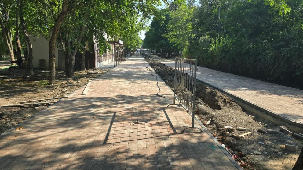 В Железноводске продолжаются работы по благоустройству парка