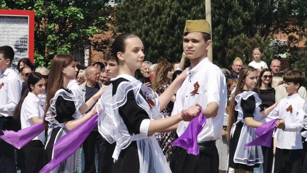 В Ипатовском округе Ставрополья более 800 школьников и взрослых закружились в вальсе