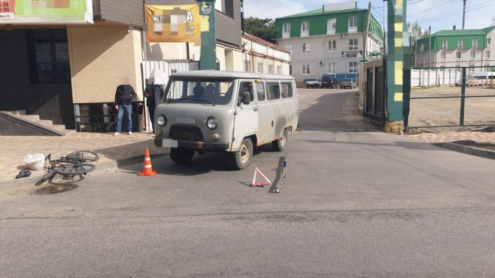 Водитель автомобиля УАЗ сбил школьника на велосипеде в Ставрополе