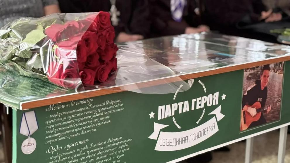 Три «Парты Героев» открыли в честь погибших выпускников в школе Георгиевска