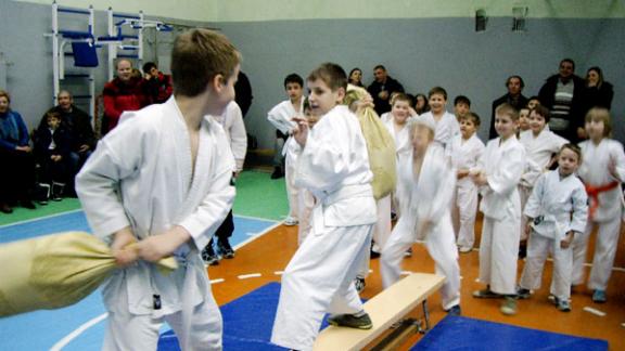 Юные каратисты соревновались в беге и кувырках в Ставрополе