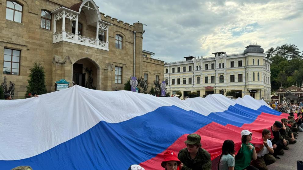 Бойцы СВО развернули 25-метровый флаг России в Кисловодске